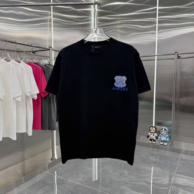 Amiri 2025春秋新款 320克 圆领短袖 刻字模烫钻工艺 男女同款宽松版 S M L Xl Xxl 五个码 黑色 白色