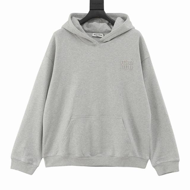 Miumiu缪缪Mm 灰色贴绣连帽卫衣 定制1：1 440克双股毛圈卫衣面料，采用双股纱线编织而成，毛圈使面料表面具有柔软的触感，定制1*1拉架罗纹，与双股毛圈