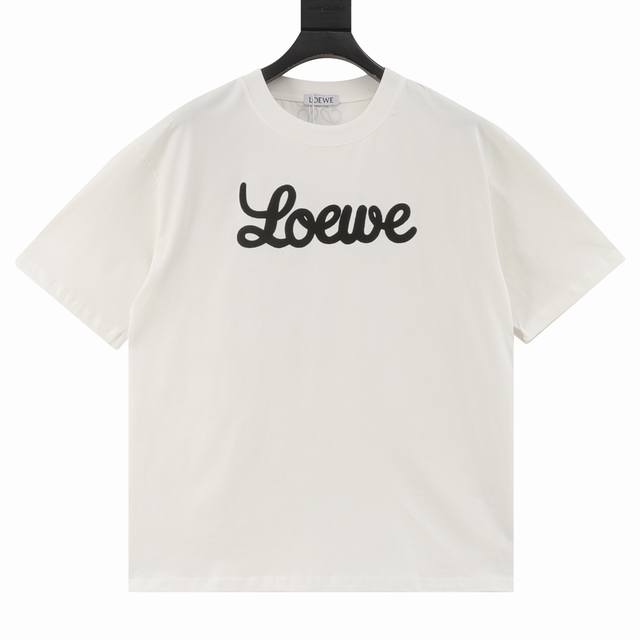 Loewe 罗意威 25Ss 签名字母短袖T恤 面料采用定制240G 26支特滑双股精棉平纹高密无尘全棉布料。前幅高密度加厚，走线平整，代工品质，全套定制辅料。
