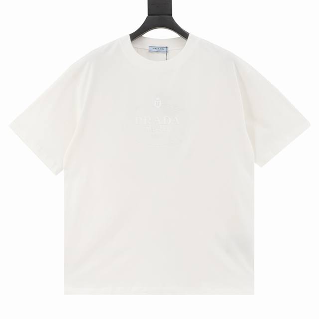 Prada 普拉达 25Ss 硅胶字母短袖T恤 面料采用定制240G 26支特滑双股精棉平纹高密无尘全棉布料。前幅高密度加厚，走线平整，代工品质，全套定制辅料。