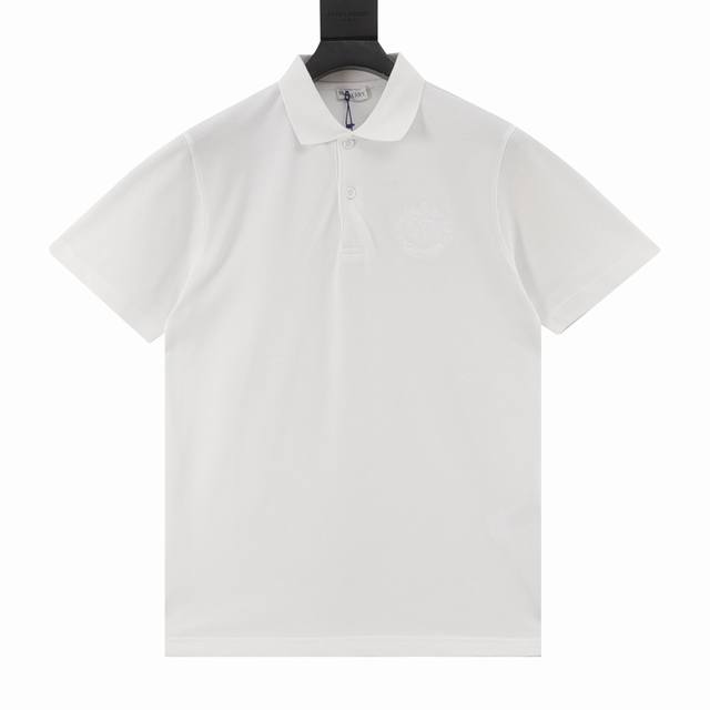 Burberry 巴宝莉 25Ss 麦穗战马刺绣Polo短袖 选用珠地网眼布棉质面料打造，运用双罗纹针织工艺形成凹凸交替的蜂巢状立体纹理，表面分布细密的网眼结构