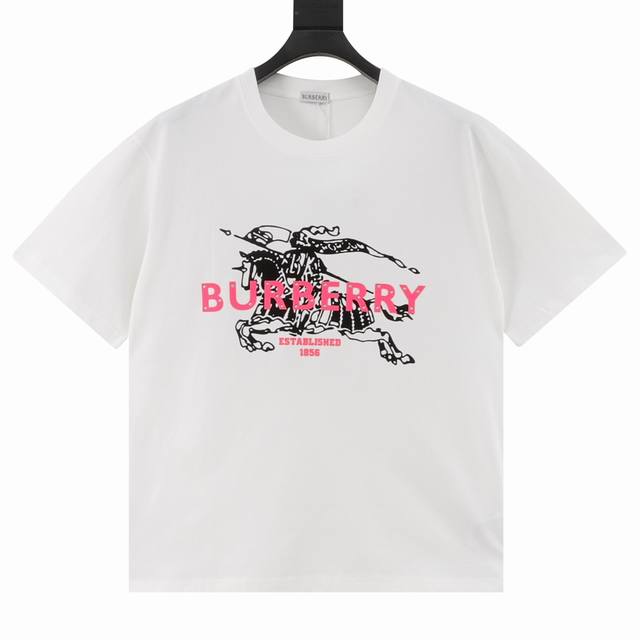 Burberry 巴宝莉 25Ss 战马印花字母压胶短袖 230克32支双纱爽滑棉，领口，下摆，袖口定制螺纹，无色差，手感厚重不失细腻，做工精细，肩部下摆双针走