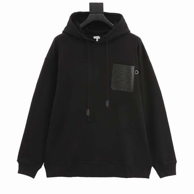 Loewe 罗意威 胸口压花徽标皮口袋连帽卫衣 这件衣服胸前枫叶棕皮标经品牌方反复修改一个月才敲定， 图腾的凹凸感设计点睛之笔直戳人心～ 肉眼可见的细腻， 进口