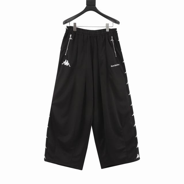 Acne Studios X Kappa 联名套装徽标长裤 定制奢光蛋白亚克双面精纺料，采用进口机刺绣工艺，提花工艺，通过在织物表面徽标图案，控制经纬线的交织方