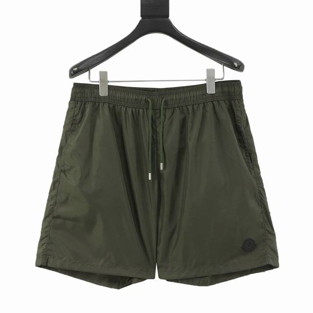 Moncler 蒙口 经典口袋徽标梭织短裤 后袋徽标运动短裤 面料采用速干尼龙材质，透气轻盈，柔软舒适，全套原版定制五金辅料，细节拉满，市场上顶配版本。宽松版型