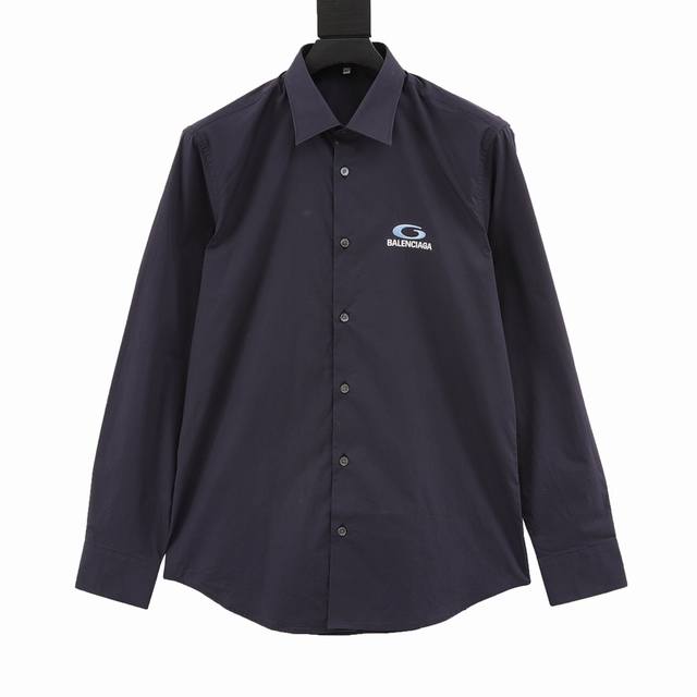 Balenciaga 巴黎世家 刺绣徽标白衬衫 这款棉质衬衫以Oversize线条重新演绎经久不衰的优雅版型 饰有精致的经典细节，点缀刺绣徽标，赋予整体造型考究