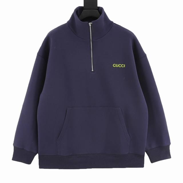 Gucci古驰Guc黄字贴饰半拉链立领卫衣 明星同款，原版1 0购入开发，面料采用 G太空棉面料，胸前刺绣每个字母定位。内里复合花灰色。新款独立开模拉链字母。辅