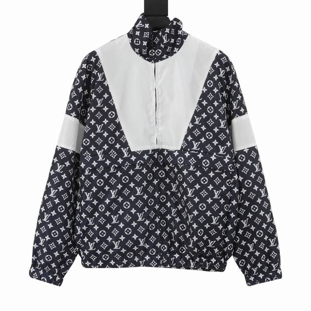 Louis Vuitton 路易威登 满印老花撞色风衣外套 驴家Monogram 印花科技运动套装。本款运动套装拥有科技面料的缎面质感，以瞩目色调烘托 Mono
