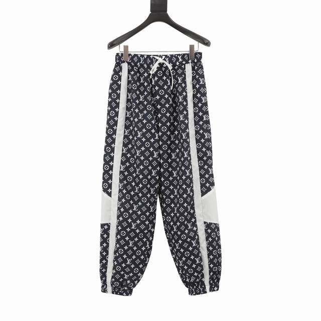 Louis Vuitton 路易威登 满印老花撞色长裤 驴家Monogram 印花科技运动裤 本款运动裤拥有科技面料的缎面质感，以瞩目色调烘托 Monogram
