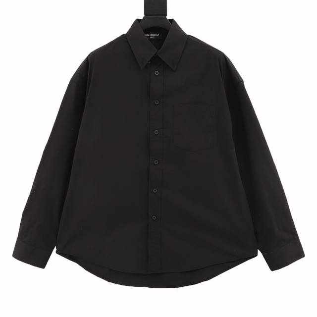 Balenciaga 巴黎世家 模糊可乐长袖衬衫 这款棉质衬衫以Oversize线条重新演绎经久不衰的优雅版型 饰有精致的经典细节，点缀刺绣徽标，赋予整体造型考