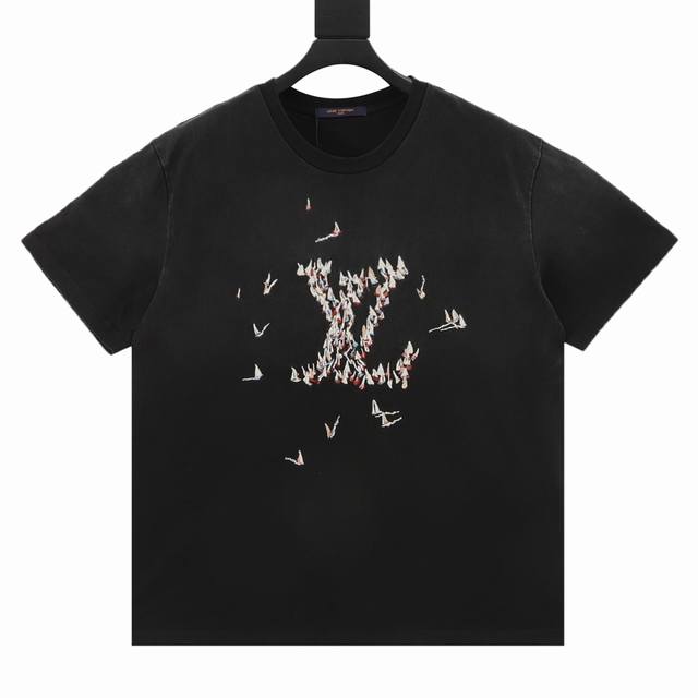 Louis Vuitton 路易威登 千纸鹤刺绣短袖 原11,200购入，定织26S双纱无尘棉面料，定染水洗灰，配套1*1双纱螺纹，克重230G。刺绣采用多功能