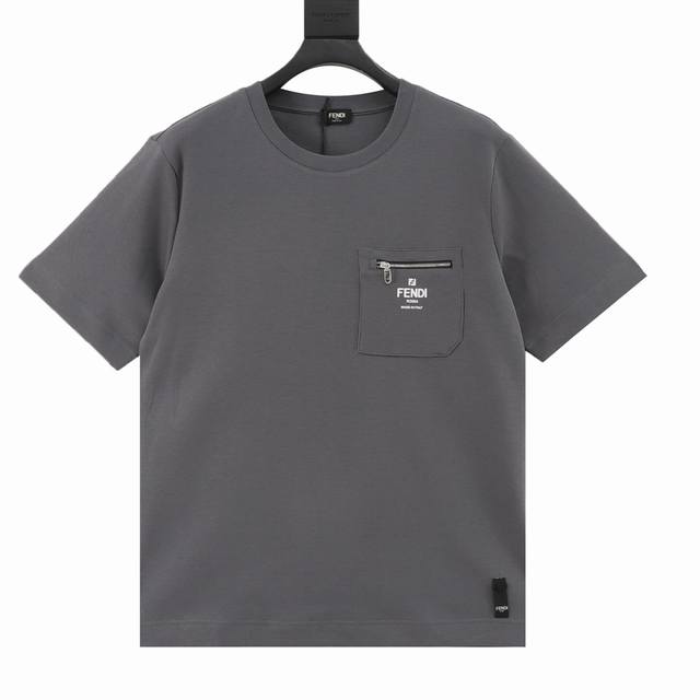 Fendi 芬迪 25Ss 口袋拉链印花短袖 2025 Fendi新款短袖圆领宽松T恤。纯棉材质。胸前设有拉链口袋，饰有撞色Fendi Roma标志印花。 Si