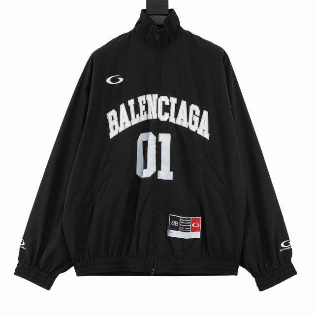 Balenciaga 巴黎世家 Basketball Series 运动夹克冲锋衣外套 科技府绸面料，正面和背面饰以Basketball艺术作品刺绣，双拉链头，