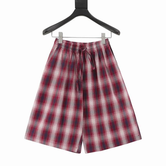 Acne Studios 25Ss 红白格短裤 采用新疆长绒棉与色纺纱混纺，通过21针精梳工艺确保纱线支数达到120S以上，实现面料的光泽度与抗皱平衡，格纹图案