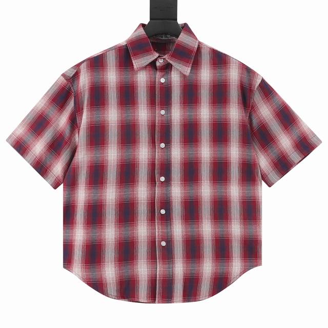 Acne Studios 25Ss 红白格纹短袖衬衫 采用新疆长绒棉与色纺纱混纺，通过21针精梳工艺确保纱线支数达到120S以上，实现面料的光泽度与抗皱平衡，格