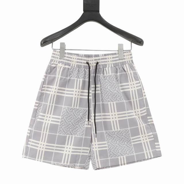 Burberry 巴宝莉 经典大格子沙滩短裤 这款短裤采用薄款设计，无需担心闷热或出汗，轻盈自然。经典的格子图案在阳光下更显出夏日感，使您瞬间成为海滩的焦点。