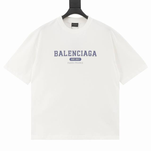 Balenciag Est.1917 年份T恤 穿上百年时装屋的Dna，这才是街头玩家的终极密码！ 刷爆Ins的 年份杀 单品终于来了！Balenciaga用极