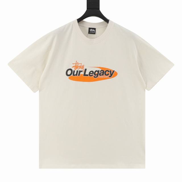 Stussy × Our Legacy联名 25Ss 椭圆涂鸦字母印花短袖 当加州街头遇见斯德哥尔摩极简主义 这件Swirl Tee以醒目的橄榄绿漩涡徽章 承载