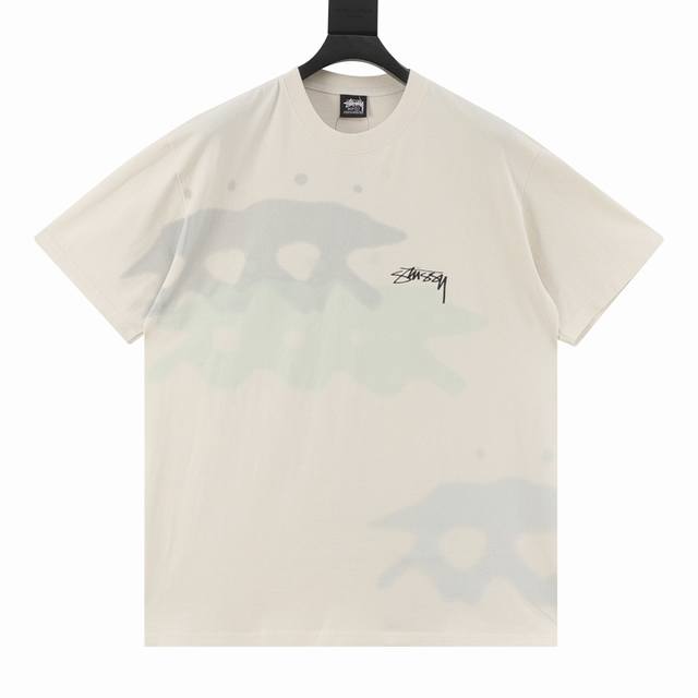 Stussy 斯图西 25Ss 模糊冲浪人印花短袖 不规则模糊图案轮廓呈现动态美感 面料全都定织定染220克重 %棉圆筒布 工艺圆筒布就是用圆筒织布机织出的针织
