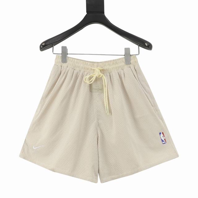 Fear Of God & Nike & Nba 三方联名网眼美式短裤 这款是Jerry在钩子最后的创作，以后也不会再出现类似的设计， 外面是网格材质，内里是采