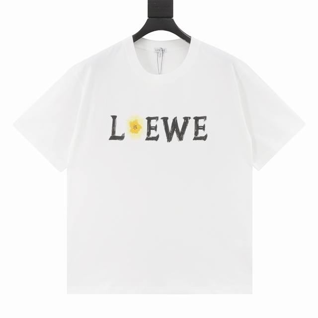 Loewe 罗意威 25Ss 雏菊徽标印花短袖 面料采用定制240G 26支特滑双股精棉平纹高密无尘全棉布料。前幅密度加厚，走线平整，代工品质，全套定制辅料。