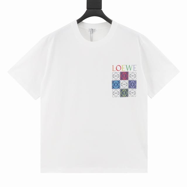 Loewe 罗意威 25Ss 印花字母徽标短袖 面料采用定制240G 26支特滑双股精棉平纹高密无尘全棉布料。前幅密度加厚，走线平整，代工品质，全套定制辅料。