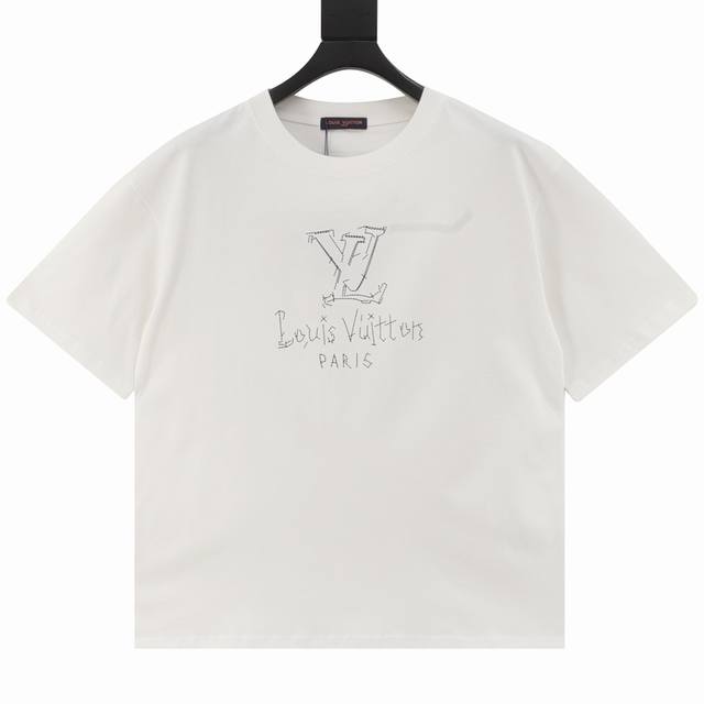Louis Vuitton 路易威登 Lv 25Ss 补丁字母短袖T恤 面料采用定制240G 26支特滑双股精棉平纹高密无尘全棉布料。前幅高密度加厚，走线平整，