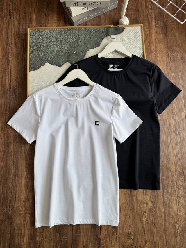 特价 款号：8803 库存： 白色Xl1。 黑色3Xl1。 Fila斐乐官方男短袖T恤夏新款透气简约运动健身服半袖。重磅开启！！采用锦涧条面料。斐乐Logo经典