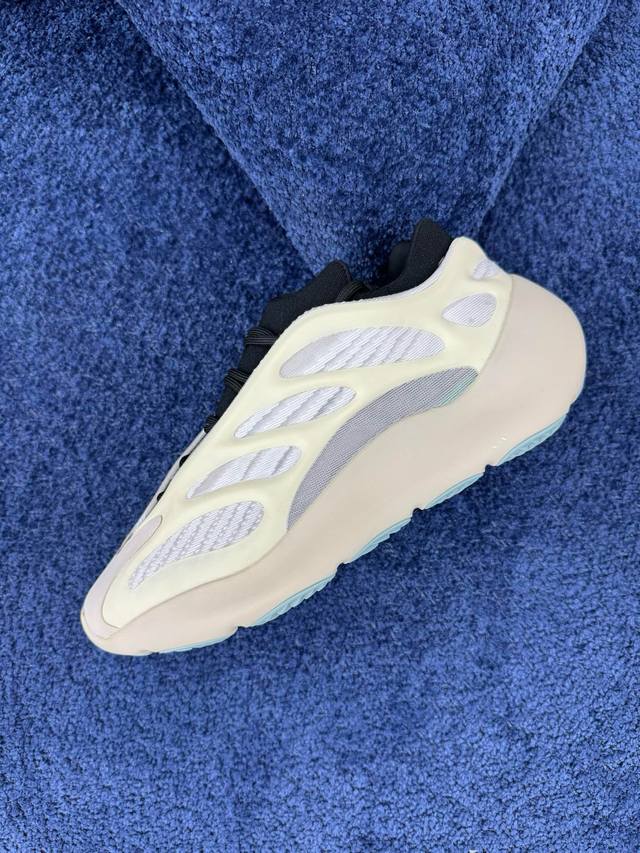 特价 尺码36-40有货 Fw4980 椰子700V3乳白色 Q版 2号椰子工厂P，品质价格P锚点一致！ 500、700系列品质更上一层楼！ 常年稳定供货不断码