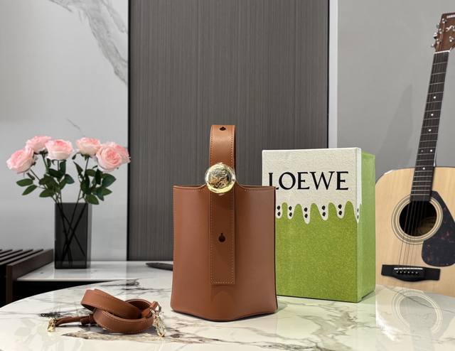 配礼盒 罗意威Loewe 发财桶 通勤包王 我看谁还没有！ 极简风大气又高级 简约的几何造型几乎找不到 Logo 漫不经心的时髦感瞬间拉满 这不就是今年流行的“