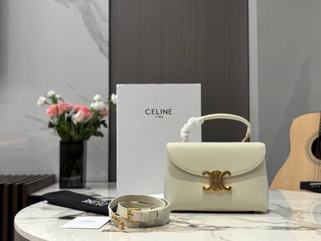 配盒 Size：20.5*13Cm Celine 新款 Teen Nino 内部格局有分层哦！ 背出去回头率豪高 上身狠贵气带点酷酷叛逆千金的感觉！