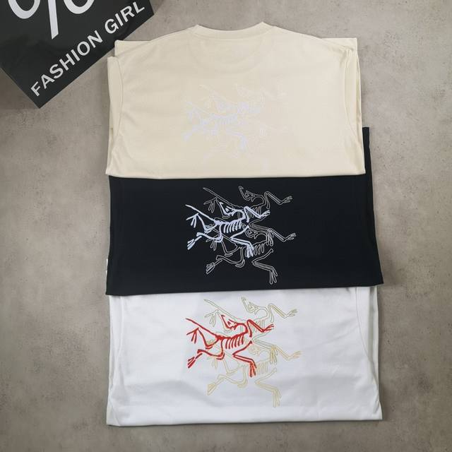 控65 严选好货！始祖鸟Arcteryx新款情侣圆领短袖T恤！版型是宽松型，300克高克重纯棉面料，舒适透气，精美Logo印花，领口压条，做工细节都是高品质，上