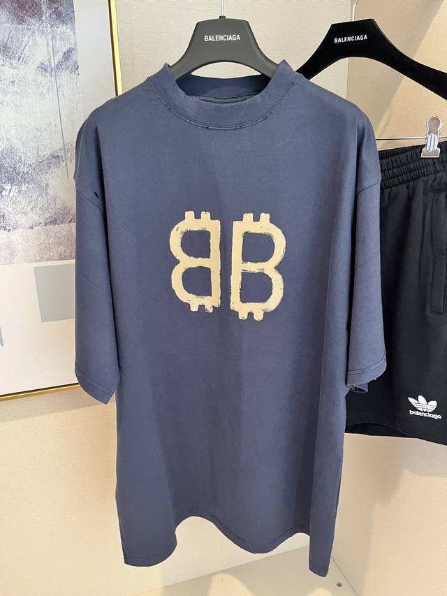 Blcg 24Ss 比特币双B印花割破短袖T恤 深蓝配色 男女同款 尺码 Xs S M L Xl全码现货供应 工艺说明：采用100%定织定染纯棉面料 巴黎专属面