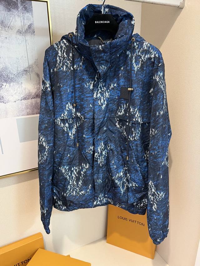 Size ：S M L Xl 单配色 1V 2025Fw 秋冬新款、梭织连帽防风外套 满身Monogram Regatta 图案、袖珍船队小图案构成品牌字母、M