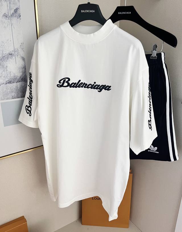 Blcg 25Ss 巴黎字母重工刺绣短袖T恤 2色白色 黑色 男女同款 尺码 Xs S M L Xl全码现货供应 工艺说明：采用100%定织定染纯棉面料 巴黎专