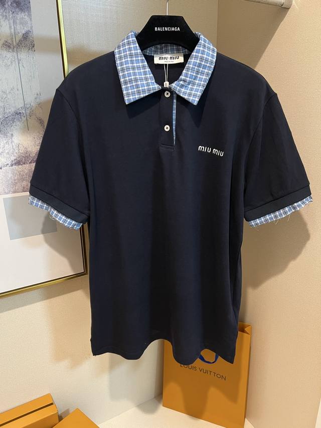 Size：36 38 40 Miumiu新款格子领拼接珠地棉Polo衫 全码出货啦.原版杭州国专9050购入.面料采用255克全棉进口珠地棉材质.清爽透气.定制