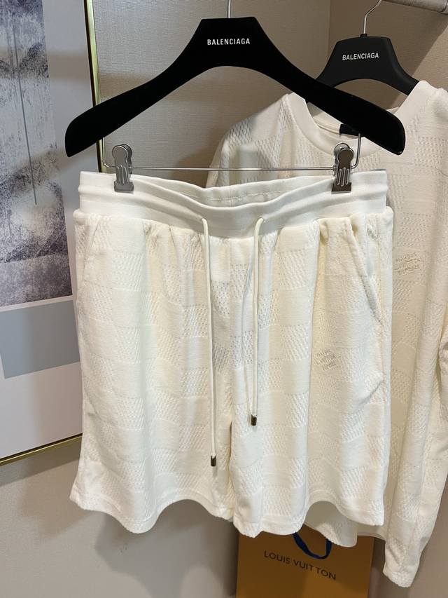 Size：S M L Xl 2配色：杏色 黑色 1V杏色刺绣毛圈布格子短裤 定制定染云绒毛巾卫衣纱 红外线定位裁床 通过红外发射器和红外接收器来实现对材料的精准