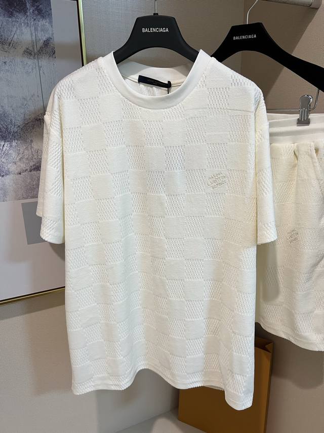 Size：S M L Xl 2配色：杏色 黑色 杏色刺绣毛圈布格子短袖 工艺说明：定制定染云绒毛巾卫衣纱 红外线定位裁床 通过红外发射器和红外接收器来实现对材料