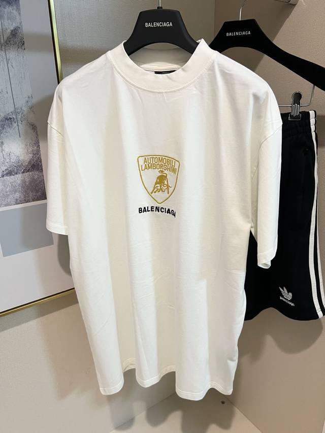 Blcg 25Ss 巴黎世家兰博基尼小牛联名短袖T恤 奶白配色 男女同款 尺码 Xs S M L Xl全码现货供应 工艺说明：采用100%定织定染纯棉面料 巴黎