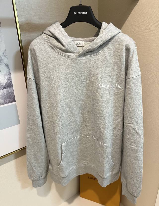 Size：S M L Xl 黑灰2色 男女同款 Dior迪奥 经典款标识Logo洗水磨破连帽卫衣采用重磅纯棉精心制作成衣酵洗 破洞 宽松版剪裁轻松打造休闲造型。