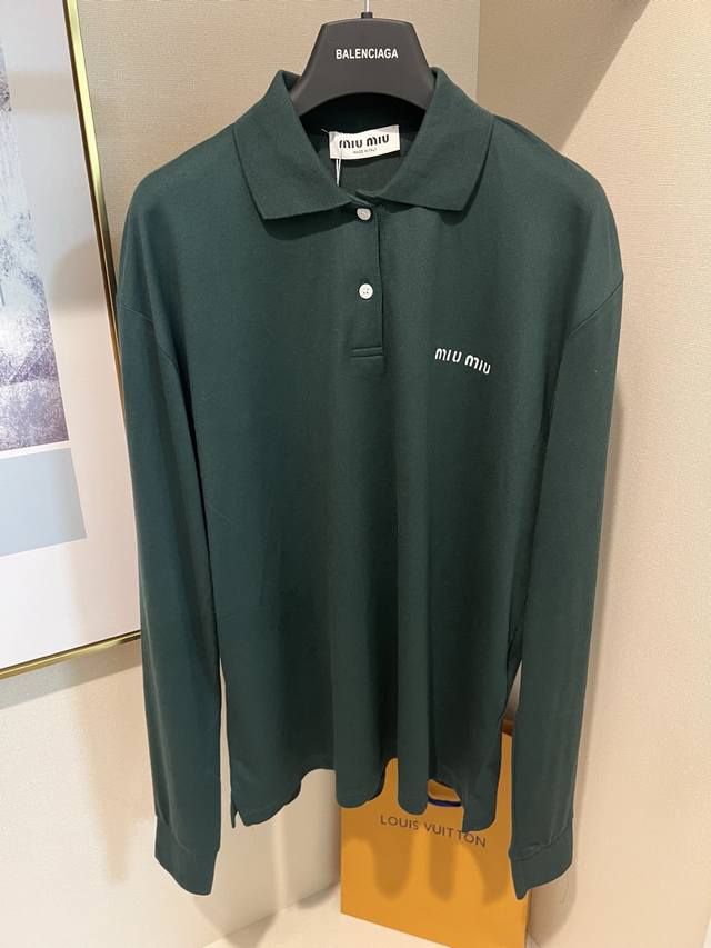 尺码：36 38 40 全码现货供应1色 Miumiu 25Ss 缪缪新款胸口刺绣Logo圆领长T 墨绿配色 男女同款 工艺说明：采用60支双股色纱平纹布 20