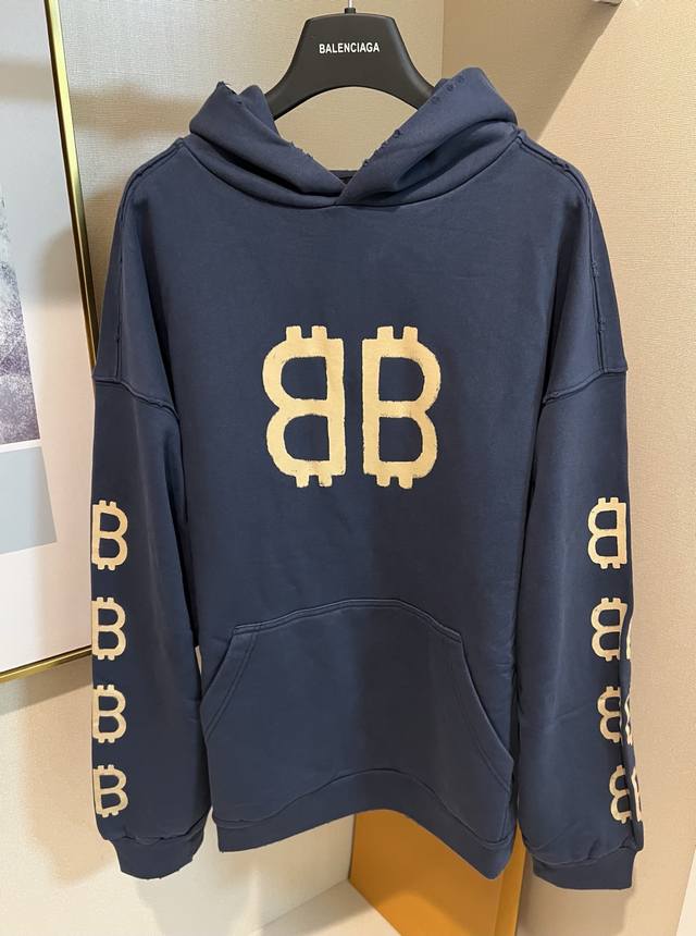 顶级版本.官网品质 单配色、Size：Xs S M L 男女同款 Balenci*Ga 巴黎.最新泥巴手绘磨烂洗水做旧长袖连帽卫衣。砖柜同步.区别市场通货.Yb