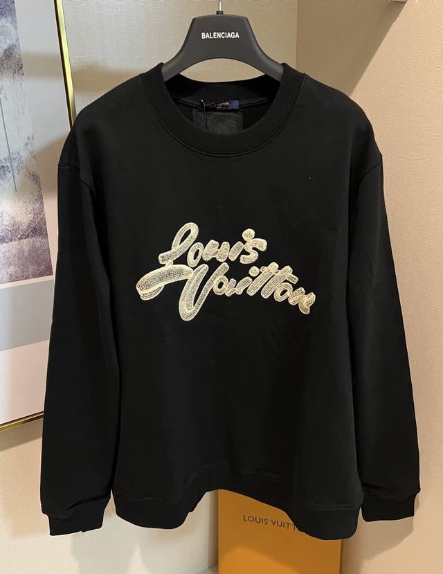 Size S M L Xl 黑白两色 男女同款 1V路易家本款 长袖T取材柔软透气的棉质，再以棉麻融入品牌刺绣、后背新造型提花小方标为休闲造型注入品牌巧思。简约