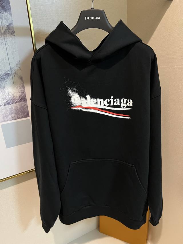 Size ：Xs S M L 黑色配色 男女同款 Blcg 可乐海浪水洗连帽卫衣 全码现货供应. 工艺说明：采用100%定织定染纯棉面料 巴黎专属面料特殊须定制