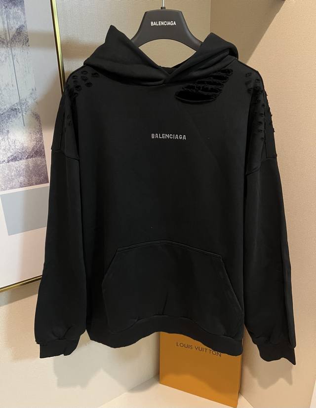 Size ：Xs S M L 黑色配色Balenciaga 前后字母烫钻连帽破洞卫衣帽衫 宽松版型 男女同款 定制双股纳米水洗大卫衣智感绒料 质感十足 舒适贴肤