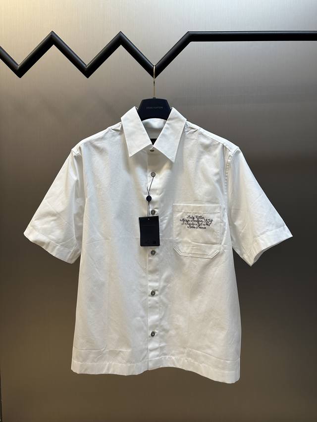 Lv Nigo系列富士山印花刺绣 短袖衬衣 本款棉质短袖衬衫拥有醒目撞色刺绣，致意 Pharrell Williams和Nigo于2025秋冬秀场的创意联袂。复