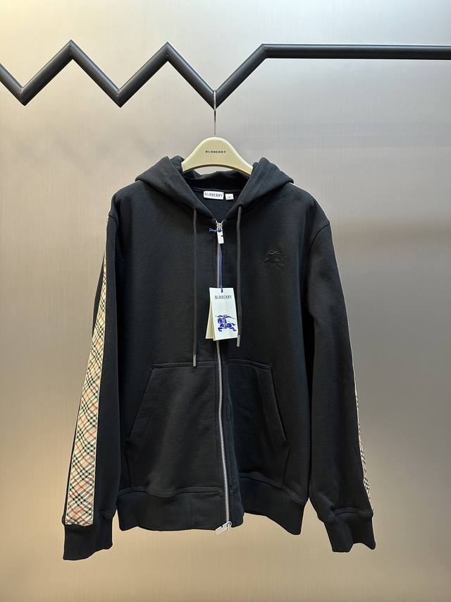 Burberry格纹棉质拉链连帽卫衣 采用轻盈翻面绒棉质面料，一面光滑的棉质表面，一面经过起绒处理，形成细腻的绒毛，整体轻薄，同时具有透气性，保暖性，耐用性 产