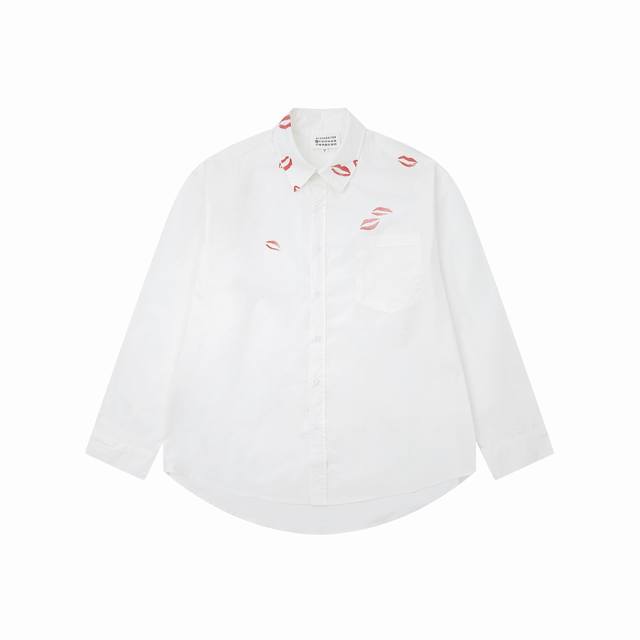 款号C083 Maison Margiela Mm6 马吉拉 领口唇印衬衫 整体简洁的大H型宽松廓形下摆前短后长的设计形成一个落差感超显瘦的衣长比例 内搭各种吊