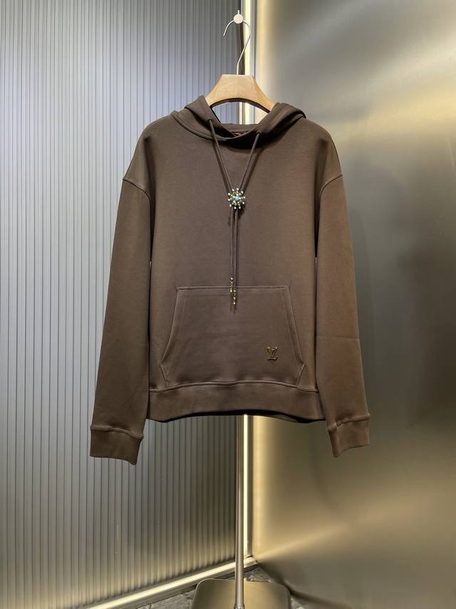Louis Vuitton 太阳花帽衫 定制定染柔云棉绮空气织 如云朵般轻柔 舒适贴肤 西部风格育克 宛如宝石的耀目珠饰镂刻Monogram花卉点缀正面 融入波