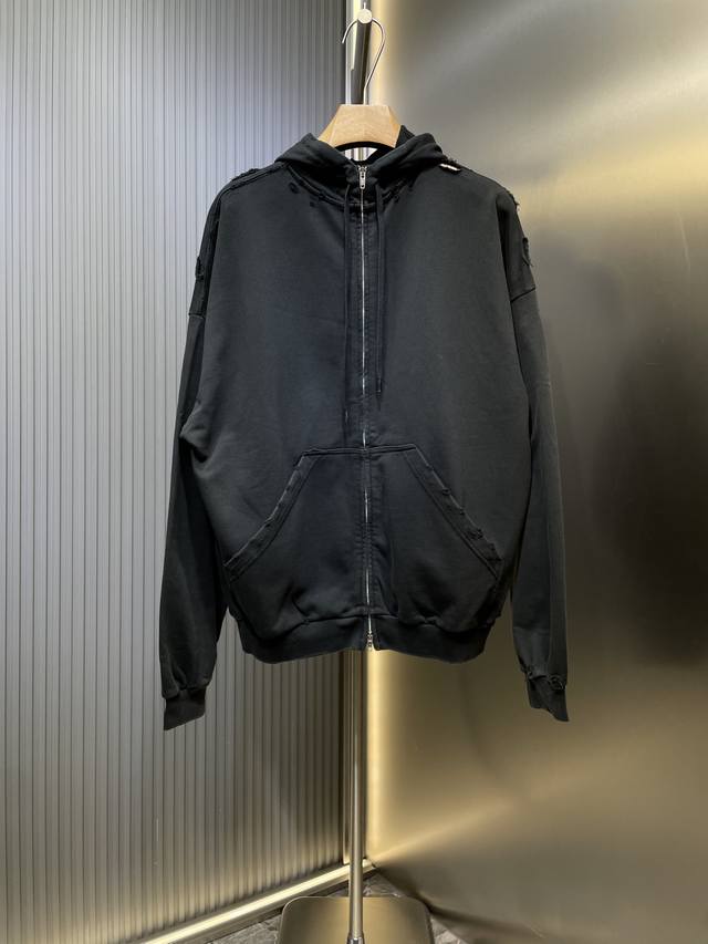 Balenciaga 字母胶带拉链外套 定制蜜棉云絮柔绒雅致料 质感卓越 舒适贴肤 以浓郁而纯粹的洗水黑为主基调 富有内涵 舒适贴肤 前幅同质化Clean Fi